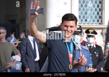 Roma, Italia. 12 luglio 2021. Il calciatore italiano Matteo Pessina il trofeo UEFA EURO 2020, in quanto i giocatori e lo staff della nazionale italiana arrivano per assistere a una cerimonia al palazzo presidenziale del Quirinale a Roma il 12 luglio 2021, Un giorno dopo l'Italia ha vinto la partita finale di calcio UEFA EURO 2020 tra Italia e Inghilterra Credit: dpa/Alamy Live News Foto Stock