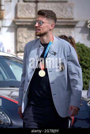 Roma, Italia. 12 luglio 2021. Il calciatore italiano Jorginho il trofeo UEFA EURO 2020, mentre i giocatori e lo staff della nazionale italiana arrivano per assistere a una cerimonia al palazzo presidenziale del Quirinale a Roma il 12 luglio 2021, Un giorno dopo l'Italia ha vinto la partita finale di calcio UEFA EURO 2020 tra Italia e Inghilterra Credit: dpa/Alamy Live News Foto Stock