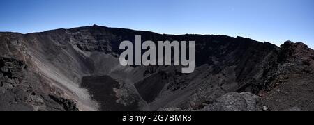 Cratere dolomitico in cima al vulcano Piton de la fournaise Foto Stock