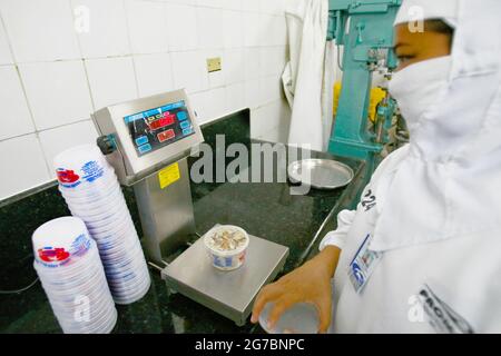 Maracaibo-Venezuela-21-07-2011- lavoratore presso un impianto di lavorazione del granchio blu prepara la specie da imballare ed esportare negli Stati Uniti. © JOSE È Foto Stock