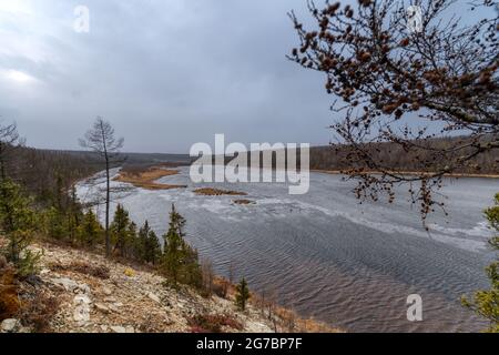 Le rive di un ampio fiume taiga. Fiume Irelyakh, Yakutia Russia Foto Stock