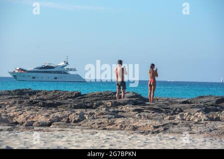 Formentera, Spagna. 2021 luglio 7. Donna in posa per una foto sulla spiaggia di es Calo a Formentera nell'estate 2021. Foto Stock