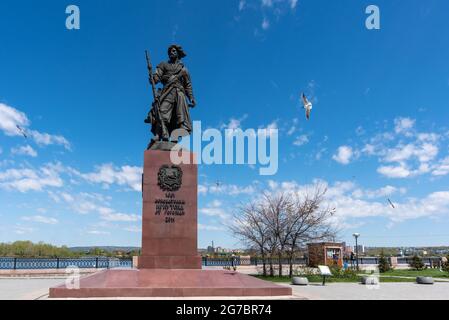 Russia, Irkutsk - 30 giugno 2020: Monumento ai fondatori della città di Irkutsk sulle rive del fiume Angara. Foto Stock