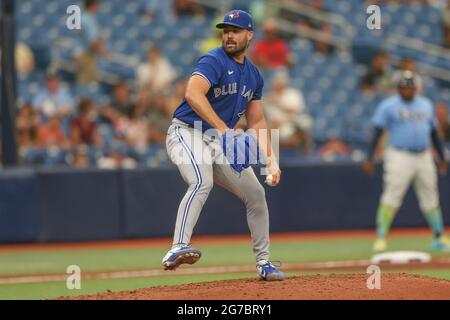 San Pietroburgo, Florida. USA; Toronto Blue Jays Starting Pitcher Robbie Ray (38) offre un campo durante una partita di baseball della Major League contro la Tampa Ba Foto Stock