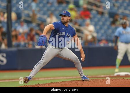 San Pietroburgo, Florida. USA; Toronto Blue Jays Starting Pitcher Robbie Ray (38) offre un campo durante una partita di baseball della Major League contro la Tampa Ba Foto Stock