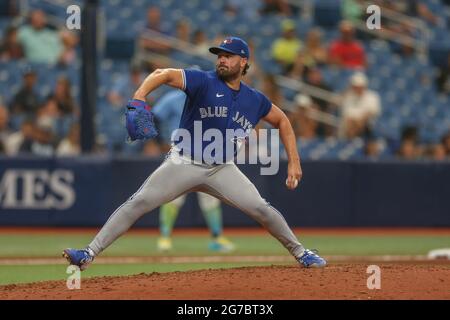 San Pietroburgo, Florida. USA; Toronto Blue Jays Starting Pitcher Robbie Ray (38) offre un campo durante una partita di baseball della Major League contro la Tampa Ba Foto Stock