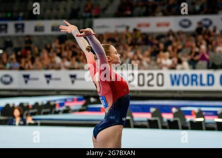 Jade Carey che ha eseguito un Tumbling Pass alla Coppa del mondo di Melbourne 2020 Foto Stock