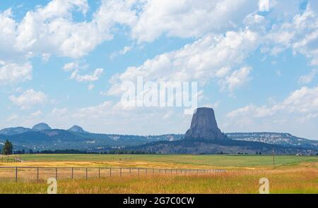 Devils Tower paesaggio in estate, Wyoming, Stati Uniti. Foto Stock