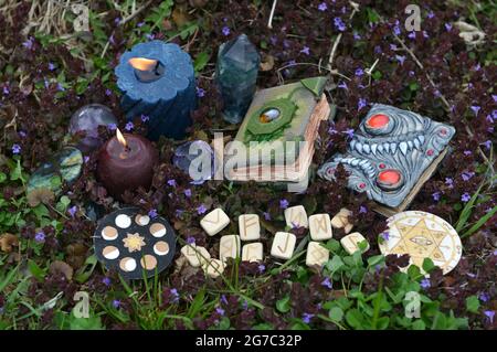 Vita morta del rito di Beltane con i libri magici delle streghe, le rune, i cristalli e le candele brucianti fuori. Sfondo esoterico, gotico e occulto, Halloween mysti Foto Stock