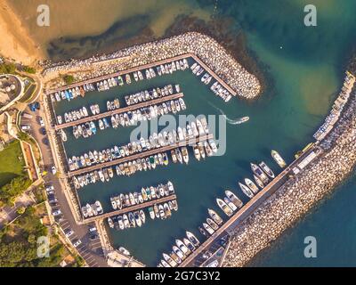 Marina top down vista aerea nel mare mediterraneo in Saint Aygulf vicino a Frejus Cote d'Azur, in Francia Foto Stock