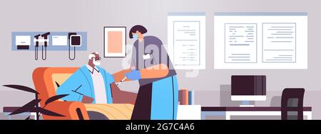 medico femminile in maschera vaccinando il medico anziano che dà l'iniezione all'uomo anziano lotta contro il coronavirus Illustrazione Vettoriale