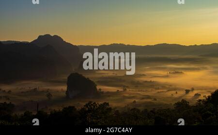 Vista del sorgere del sole al punto panoramico Phu Lanka presso lo splendido e il mare di nebbia in Thailandia Foto Stock