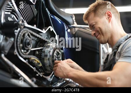 Male mechanik in riparazione moto in speciale ritratto di servizio. Foto Stock