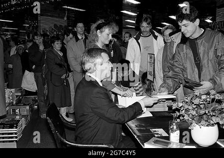 Copenhagen /Danimarca - la data di scansione è 16. Maggio 2017. (L'evento storico politico della Danimarca è sconosciuto alla data attuale) Uffe Ellemann Jensen Ministro danese per gli affesi stranieri periodo 10 settembre 1982 fino al 25 gennaio 1993 e leader del partito politico liberale danese ed ex giornalista televisivo al braodcastin nazionale DR e figlio di politici e dei suoi figli rea anche in politica, Uffe Ellemann Jensen al cartello del Magasin du Nord e la data di scansione delle immagini è il 16 maggio 2017 (Foto Francis Dean/Deanpictures) Foto Stock