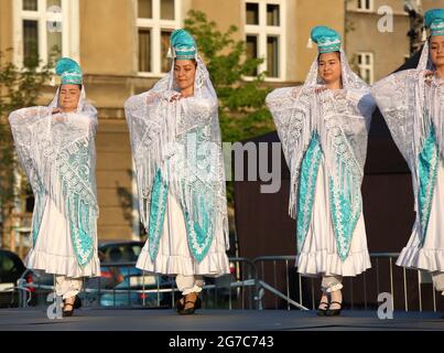 Cracovia, Polonia - Luglio 10 2021: Tatars gruppo vocale e di danza chiamato Bunczuk mentre mostra la performance artistica sul palco, 34. Festival di Street Thetare Foto Stock