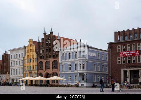 Stralsund, Germania. 23 Giugno 2021. Case a schiera elencate sulla piazza del mercato di Stralsund. Menzionata per la prima volta nel 1234, la città anseatica di Stralsund attrae ogni anno molte migliaia di turisti. Credit: Stefano Nosini/dpa-Zentralbild/ZB/dpa/Alamy Live News Foto Stock