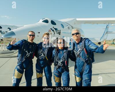 La foto dell'handout della foto della missione gli Specialisti prima del volo di Unity 22 includono da sinistra a destra: Colin Bennett, Lead Operations Engineer, Beth Moses, Chief Astronaut Instructor, Sirisha Bandla, Vice Presidente Affari governativi e Ricerca operazioni, e Sir Richard Branson, Fondatore Virgin Galactic. Sir Richard Bronson ha fatto storia con il suo volo di successo da Spaceport America al bordo dello spazio a bordo della sua propria nave da razzo passeggero. L'unità del piano spaziale Galactic della Vergine sbarcò in modo sicuro nel nuovo Messico la mattina di domenica 11 luglio 2021. Foto di Virgin Galactic via ABACAPRESS.COM S. Foto Stock