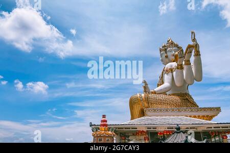 Wat Saman Rattanaram tempio dei petali di fiori a Chachoengsao, Thailandia Foto Stock