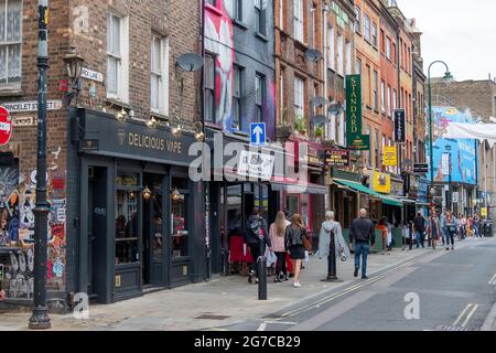 Londra - Luglio 2021: Scena di strada trafficata a Londra Est su Brick Lane, un'area alla moda di negozi e mercati a Shoreditch Foto Stock