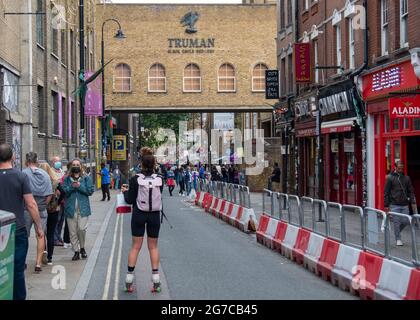 Londra - Luglio 2021: Scena di strada trafficata a Londra Est su Brick Lane, un'area alla moda di negozi e mercati a Shoreditch Foto Stock