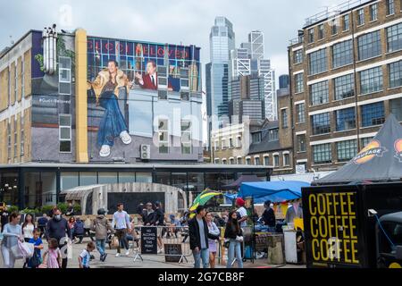 Londra - Luglio 2021: Trumans Brewery a Shoreditch East London, una vivace collezione di mercati e bar. Foto Stock