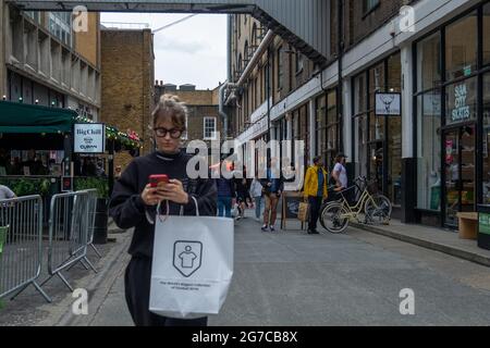 Londra - Luglio 2021: Scene di strada del fine settimana alla Truman Brewery fuori Brick Lane a East London Foto Stock