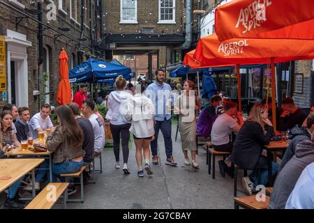 Londra - Luglio 2021: Scene di strada del fine settimana alla Truman Brewery fuori Brick Lane a East London Foto Stock