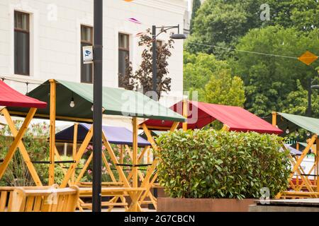 Tbilisi, Georgia - 11 luglio 2021: I venditori tavolo e tenda in festival, mercato all'aperto Foto Stock