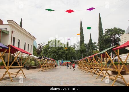 Tbilisi, Georgia - 11 luglio 2021: I venditori tavolo e tenda in festival, mercato all'aperto Foto Stock