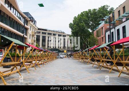 Tbilisi, Georgia - 11 luglio 2021: I venditori tavolo e tenda in festival, mercato all'aperto Foto Stock