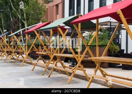 Tbilisi, Georgia - 11 luglio 2021: I venditori tavolo e tenda in festival, mercato all'aperto Foto Stock