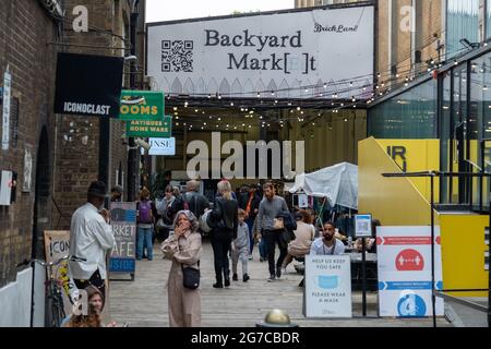 Londra- Luglio 2021: Mercato cortile fuori Brick Lane a Shoreditch Foto Stock