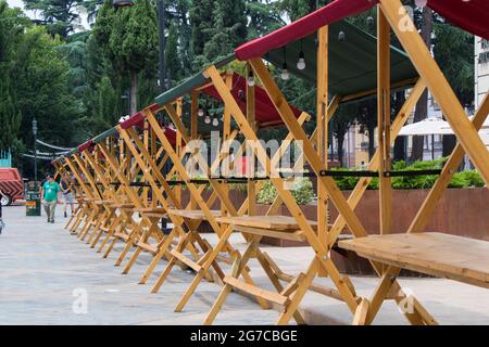 Tbilisi, Georgia - 11 luglio 2021: I venditori tavolo e tenda in festival, mercato all'aperto Foto Stock