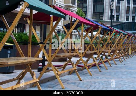 Tbilisi, Georgia - 11 luglio 2021: I venditori tavolo e tenda in festival, mercato all'aperto Foto Stock