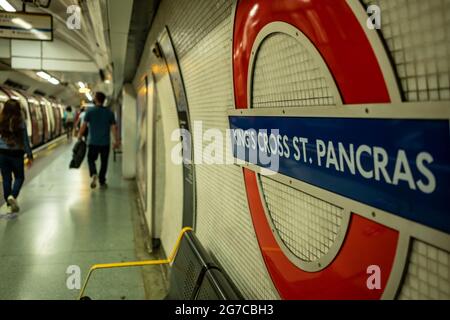 Londra - Luglio 2021: Piattaforma della stazione metropolitana Kingds Cross St Pancras London. Foto Stock