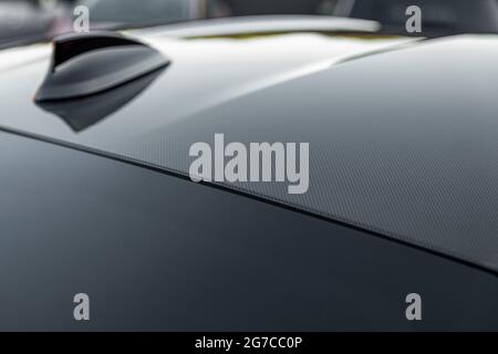 Antenna radio per auto moderna. Antenna a pinna di squalo. Tetto per auto  moderno Foto stock - Alamy