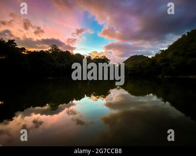 Tramonto sul fiume Kanchanaburi Khwae Yai o Kwai in Thailandia Foto Stock