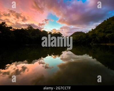 Tramonto sul fiume Kanchanaburi Khwae Yai o Kwai in Thailandia Foto Stock