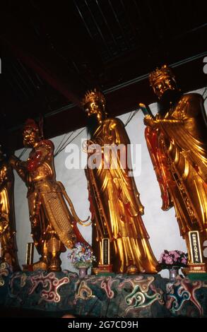 Götterfiguren und Hausgeister im Inneren eines Tempels a Shanghai, Cina 1998. Statue di dèi e di buoni spiriti all'interno di un tempio nella città di Shanghai, Cina 1998. Foto Stock