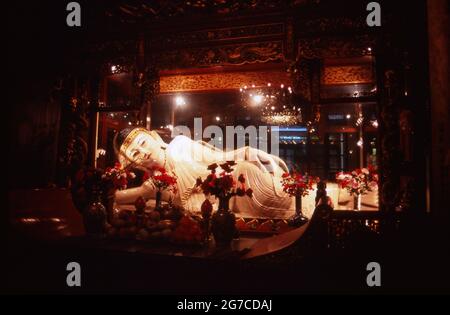 Statua del Buddha di Liegende im Jade-Buddha-Tempel in der Stadt Shanghai, Cina 1998. Statua del Buddha reclinabile all'interno del Tempio del Buddha di Giada nella città di Shanghai, Cina 1998. Foto Stock