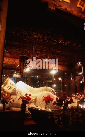 Statua del Buddha di Liegende im Jade-Buddha-Tempel in der Stadt Shanghai, Cina 1998. Statua del Buddha reclinabile all'interno del Tempio del Buddha di Giada nella città di Shanghai, Cina 1998. Foto Stock