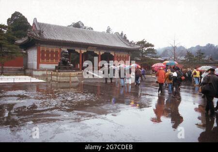 Eine Touristengruppe besucht ein Gebäude auf der Besichtigung der Ming-Gräber bei Peking, Cina 1998. Un gruppo turistico che visita una buidling mentre visita le tombe Ming vicino a Pechino, Cina 1998. Foto Stock
