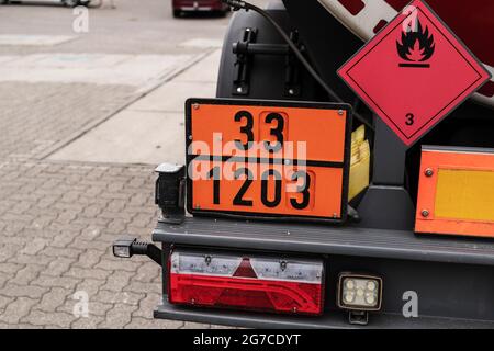 Segnale di merci pericolose per benzina o benzina su un carro cisterna Foto Stock