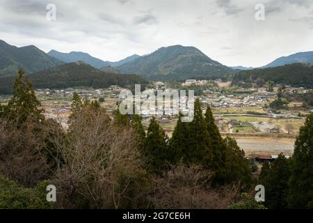 Villaggi lungo la pista di Kumano Kodo in Giappone. Kumano Kodo è una serie di antiche vie di pellegrinaggio che attraversano il Kii Hanto, il più grande peninsu Foto Stock