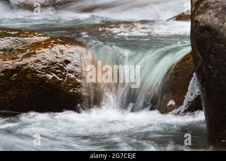 Cascate che cadono giù le rocce Foto Stock