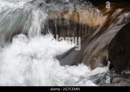 Le cascate di Tawhai che si abbelliscono e si aridano sulle rocce, il Parco Nazionale di Tongariro, Nuova Zelanda Foto Stock