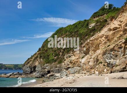 Collina sulla spiaggia in una giornata di sole a Carlyon Bay in Cornovaglia Foto Stock