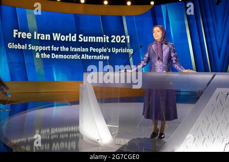 Maryam Rajavi, Presidente eletto del Consiglio Nazionale della resistenza dell'Iran (NCRI), intervenendo durante il Vertice Mondiale dell'Iran libero. Foto Stock