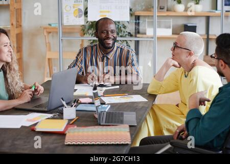 Gruppo di persone che lavorano al tavolo e che pianificano insieme una nuova strategia aziendale durante la riunione aziendale in ufficio Foto Stock
