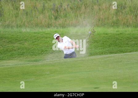 Justin Thomas degli Stati Uniti esce da un bunker durante la giornata di pratica al Royal St George's Golf Club di Sandwich, Kent. Data immagine: Martedì 13 luglio 2021. Foto Stock